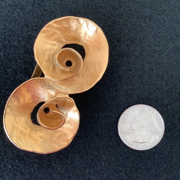 Vintage gold tone brooch. - Picture 1 of 5